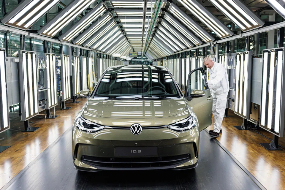 A new version of Volkswagen’s flagship ID.3 electric car model will go on sale from the end of March for just under 40,000 euros.