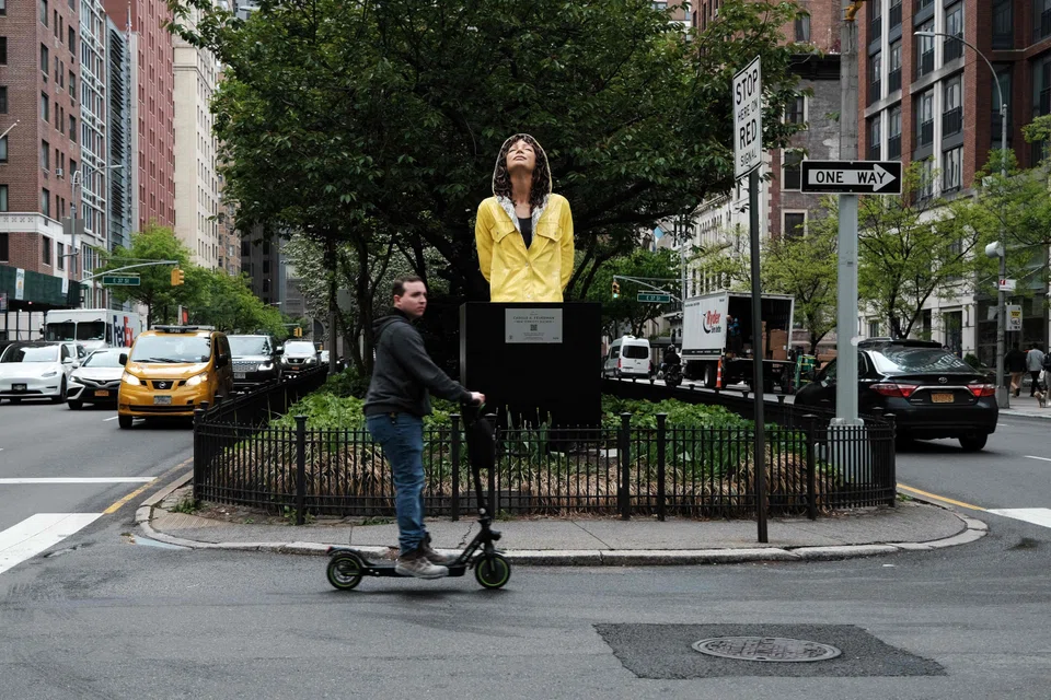 Office space in Manhattan has sold at steep discounts this year due to rising interest rates, oversupply and remote working. But property experts said prime locations were resilient, such as those convenient for commuters.