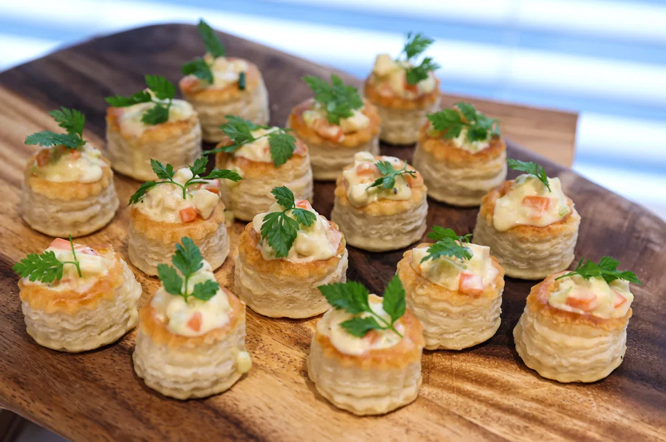 Canapes were served before dinner.