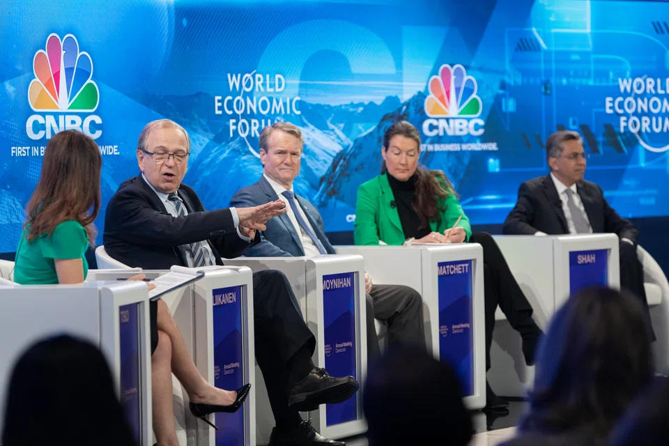 Business leaders should be ready to report both financial and sustainability data, says Erkki Liikanen (second from left), chair of IFRS Foundation.