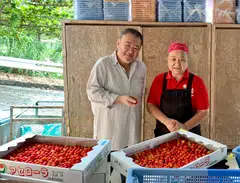 Tetsuya Wakuda learns about acerola cherries from farmer Tetsuko Namisato.