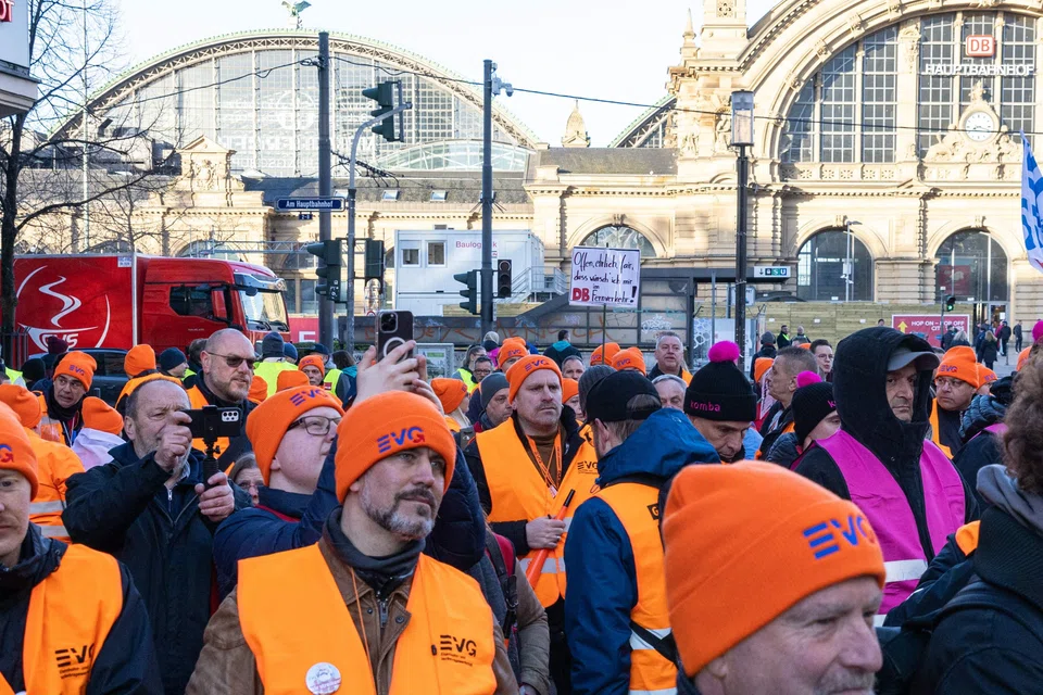 The deal comes after several weeks of stalemate and repeated strikes among postal, transport and health workers demanding more money to cope with the rising cost of living.