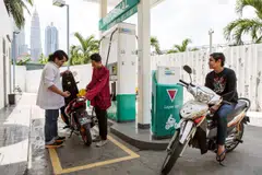 Malaysia’s inflation in March has grown at a slower pace, underpinned by a decrease in the price of unleaded petrol.