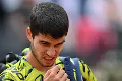 Spain's Carlos Alcaraz (top) lost his third round match of the Men's ATP Rome Open tennis tournament against Hungary's Fabian Marozsan at Foro Italico in Rome on May 15, 2023. 