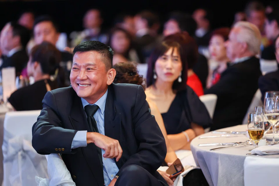 Qian Hu’s chairman, Kenny Yap’s attention is caught by an item on stage during the gala dinner. 