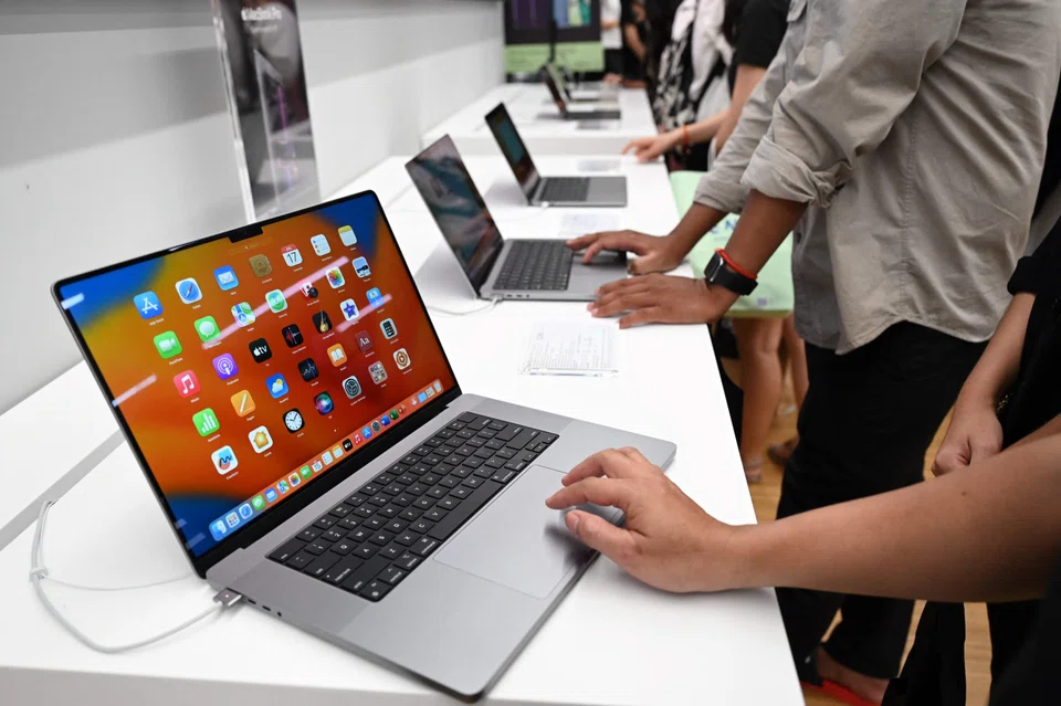 Dell, Acer, Samsung, LG Electronics, Apple, Lenovo and HP are some of the key companies selling laptops in the Indian market.