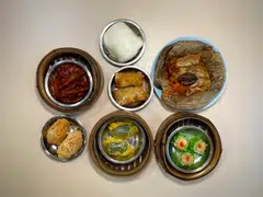 Kimly Makan Place, a unit of Kimly, has entered into a joint venture with a fellow food court specialist to operate and manage an HDB coffee shop lease at Kitchener Complex on 808 French Road.