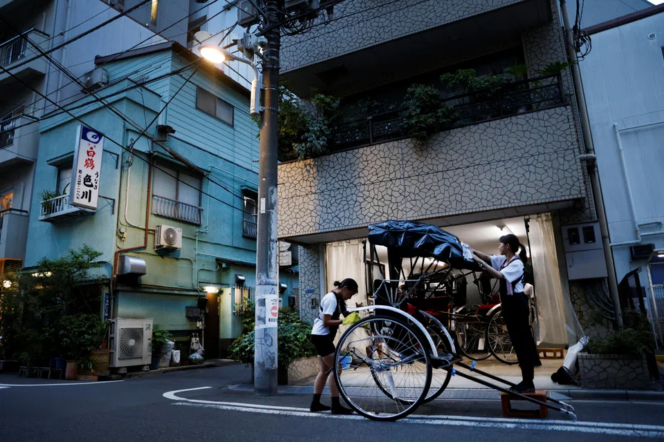 In addition to being physically strong, rickshaw pullers must have extensive knowledge of Tokyo and know how to engage the tourists who mostly hire them for sightseeing.