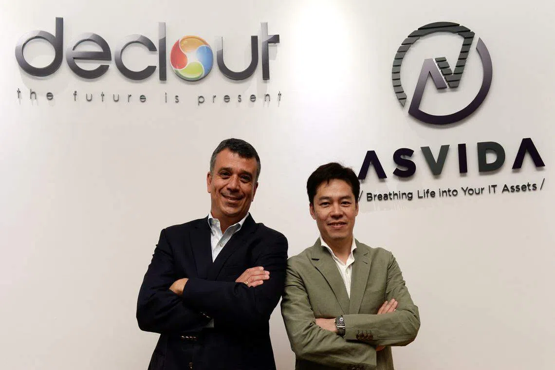 File photo of DeClout's chairman and chief executive Vesmond Wong (right), with Sean Murphy, who founded Procurri. DeClout said it intends to take the necessary steps to restore the free float of Procurri.
