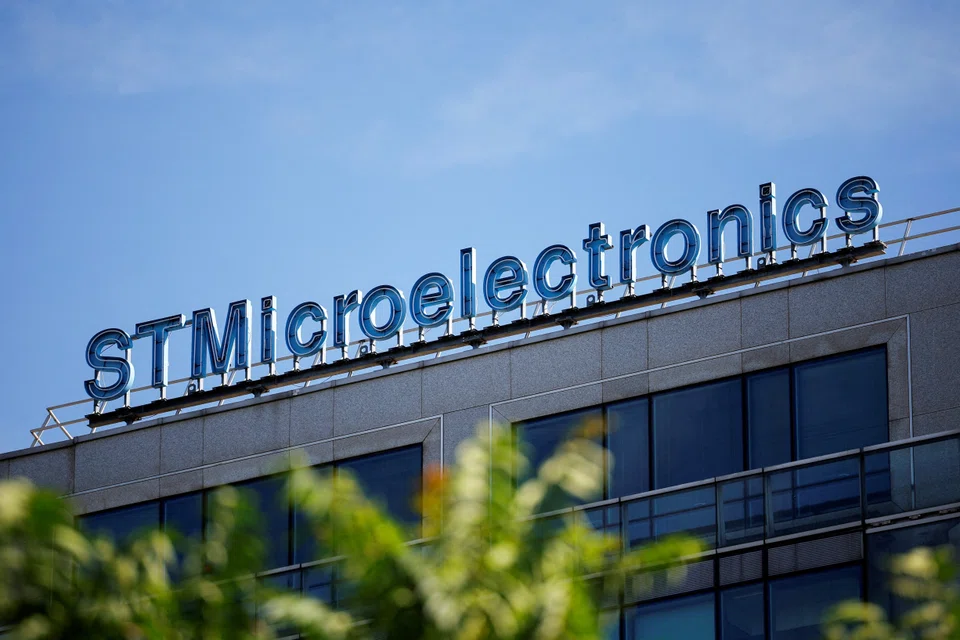 STMicroelectronics says it expects fourth quarter sales to fall about 3 per cent year on year to US$4.30 billion.