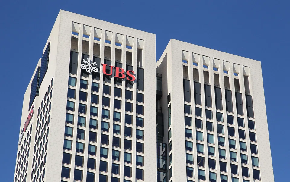 The pay awards cap an uneven year for UBS, where gains in trading and inflows in wealth management were offset by a roughly 50 per cent drop in the business of advising on mergers and capital raising.