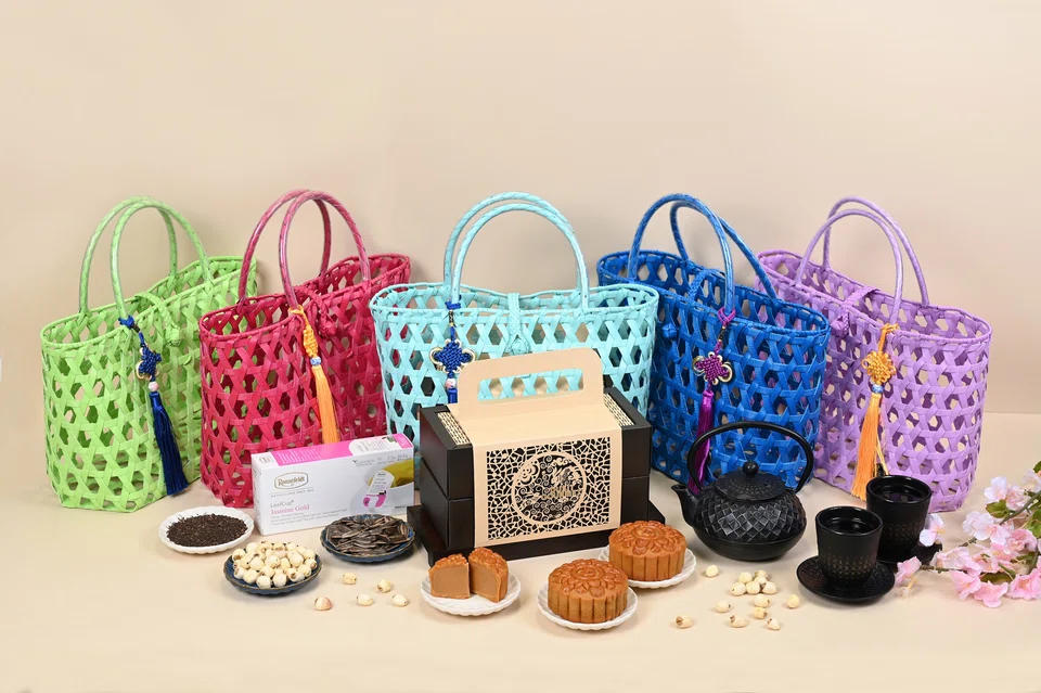 Dusit Thani's mooncakes come in exquisite hand-woven tote bags.