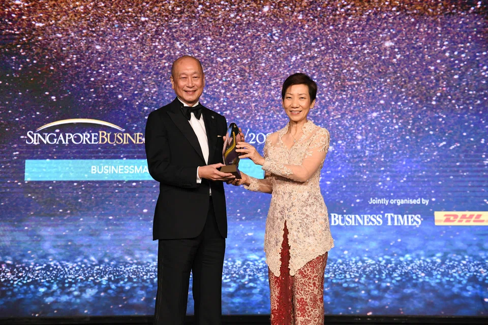 Wee Ee Cheong, deputy chairman & CEO, UOB, receiving his trophy for Businessman of the Year, from
guest­-of-­honour, Minister for Sustainability and the Environment, Grace Fu.