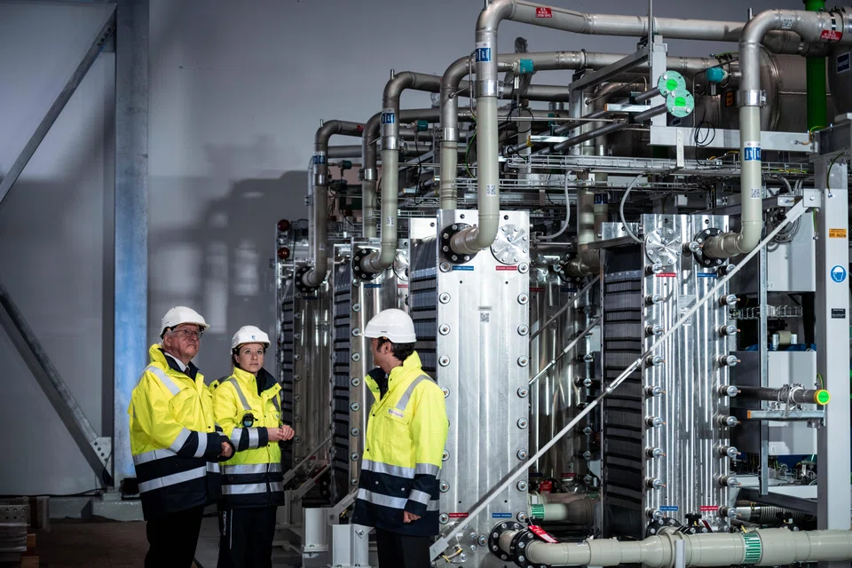 Electrolysers are devices used for the industrial separation of hydrogen and oxygen within water molecules, using electricity obtained through renewable energy sources such as solar, wind or nuclear.