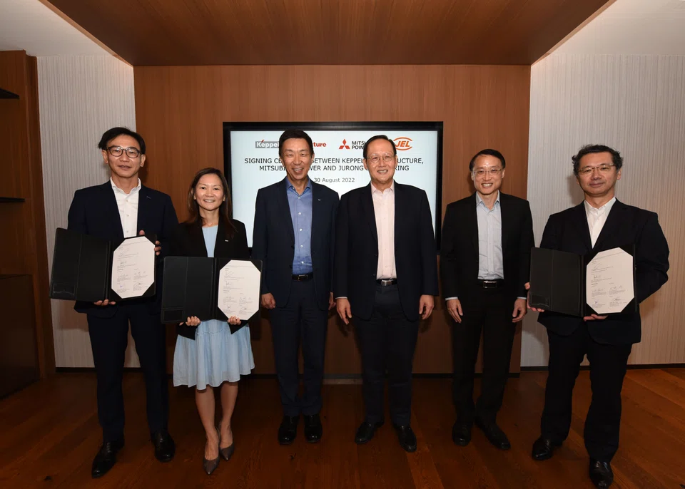 (From left) Koichi Watanabe, ceo of Jurong Engineering; Cindy Lim, ceo of Keppel Infrastructure; Loh Chin Hua, ceo of Keppel Corporation; Dr Tan See Leng, Minister for Manpower & Second Minister for Trade and Industry; Ngiam Shih Chun, chief of Energy Market Authority; Osamu Ono, ceo of Mitsubishi Power Asia Pacific.