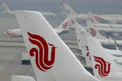 Flagship carrier Air China cut its quarterly loss to 2.9 billion yuan from 10.5 billion yuan.