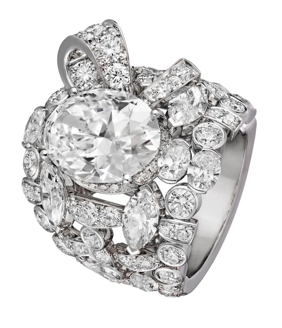 Tweed Mademoiselle ring from the Tweed Ribbon chapter  in white gold and diamonds. 