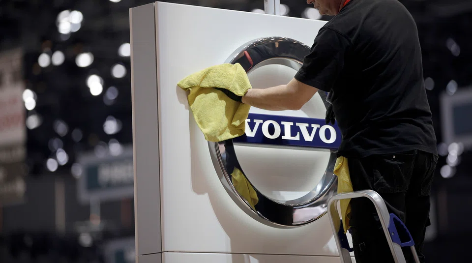 Geely offers approximately 100 million shares of Volvo Car at 37 kronor (S$4.71) apiece.