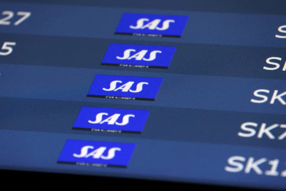SAS said the new 5-1/2-year deal with 4 pilot unions would help it achieve part of the US$700 million of annual cost savings set out in a business transformation plan.