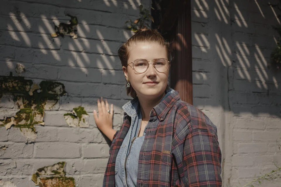 Mattea Roach still gets around Toronto by subway.  For the youngest Jeopardy! super-champion, the US$560,983 in winnings has done little to change how they live their daily life. 