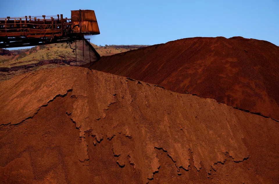 The most-traded January iron ore on China’s Dalian Commodity Exchange (DCE) ended daytime trading 1.03 per cent higher at 935 yuan (S$174.47) a metric ton.