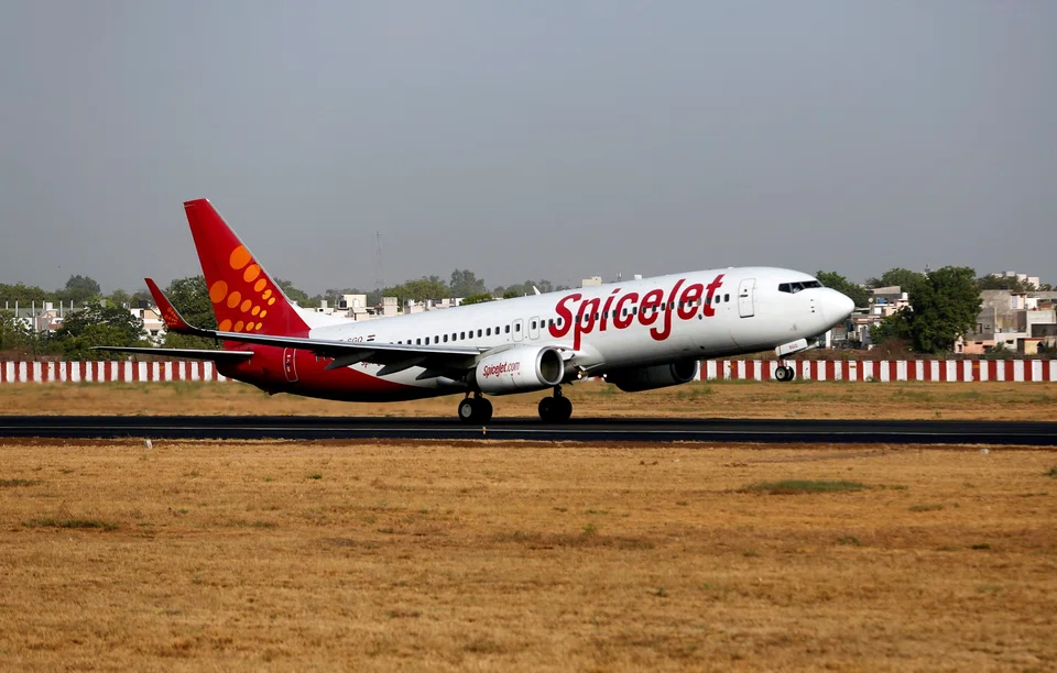 FILE PHOTO: A SpiceJet passenger Boeing 737-800 aircraft takes off from Sardar Vallabhbhai Patel international airport in Ahmedabad, India May 19, 2016. REUTERS/Amit Dave/File Photo