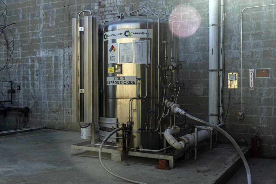 At the Grand Tier, a 30-storey apartment tower on Manhattan’s Upper West Side, the carbon dioxide from its two giant gas boilers is captured, cooled to a liquid and then trucked to a concrete factory in Brooklyn. 