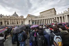 The pope decided that the officials have to “make an extraordinary sacrifice” in order to increase income flows and see to it that as much money as possible goes to the mission of the Church.