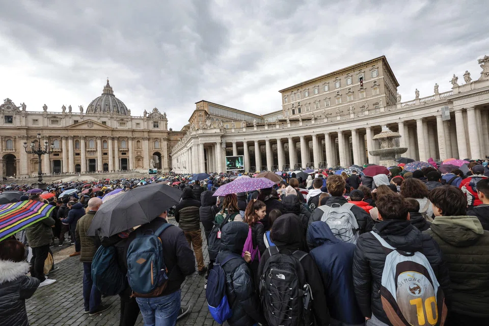 The pope decided that the officials have to “make an extraordinary sacrifice” in order to increase income flows and see to it that as much money as possible goes to the mission of the Church.