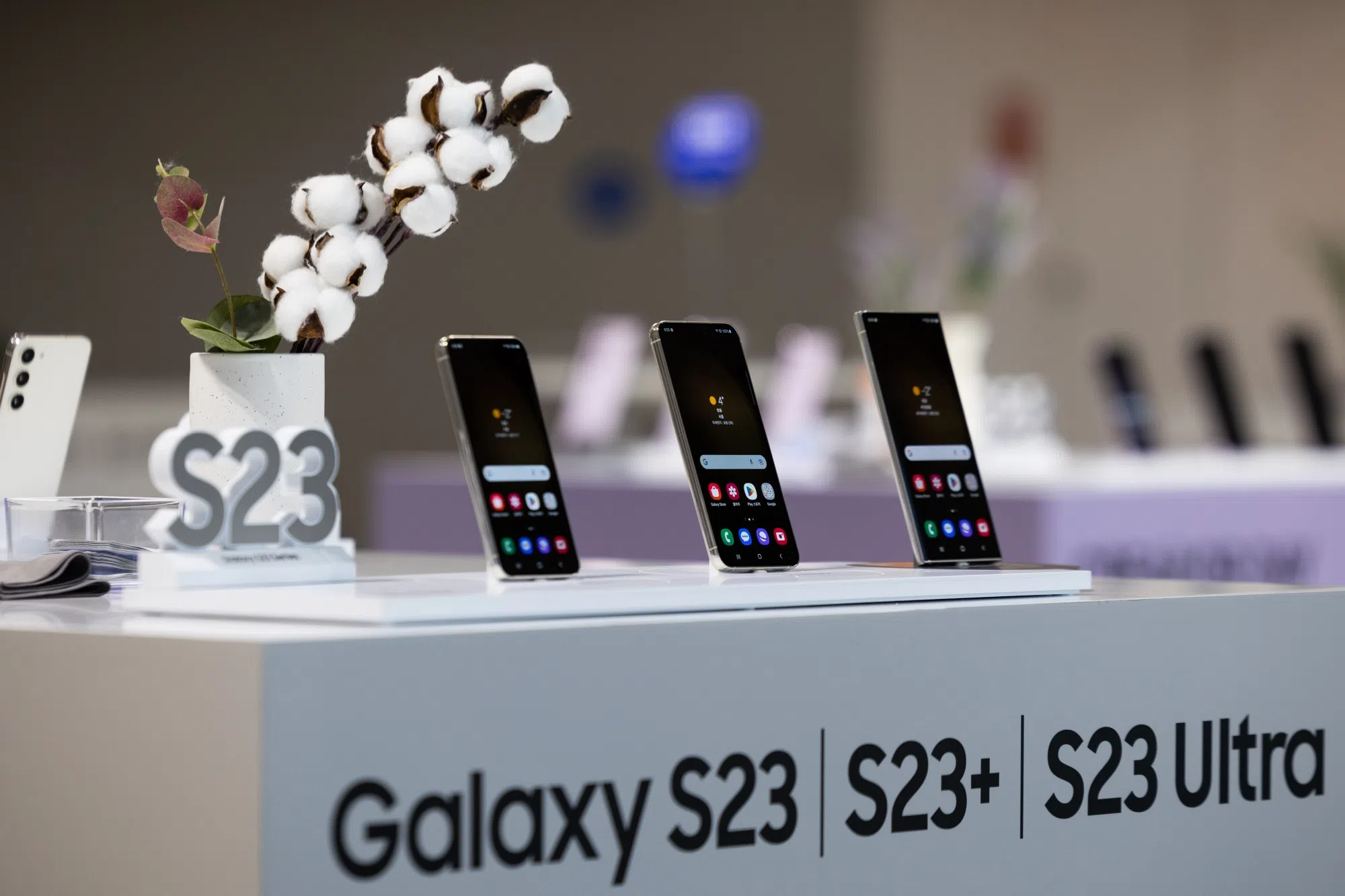 Samsung aims to outrun smartphone slump, make headway in China