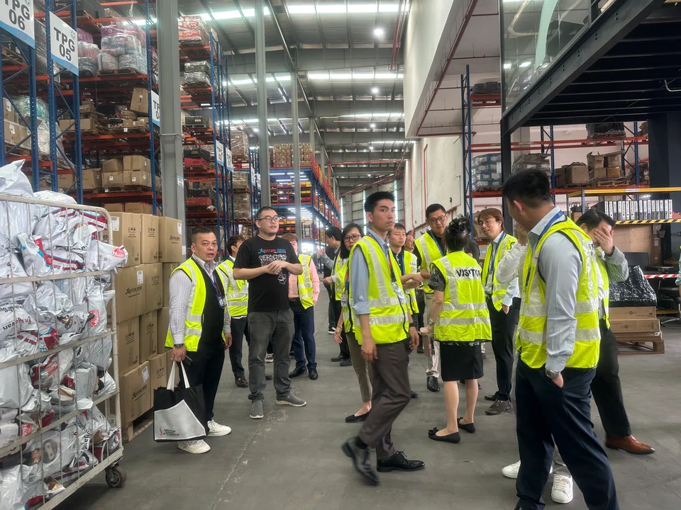 The delegates visiting iStore iSend warehouses in Selangor, which also provide e-commerce fulfilment services.