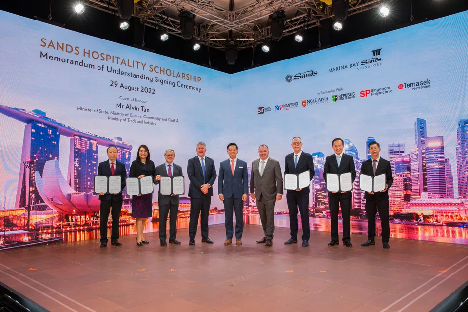 A memorandum of understanding was signed between MBS, Las Vegas Sands and the 6 IHLs on Monday; (From L to R): Lim Peng Hun, deputy principal (academic), Singapore Polytechnic; Loh Chuu Yi, deputy principal (academic), Nanyang Polytechnic; Chua Kee Chaing, president, Singapore Institute of Technology; Ron Reese, senior vice-president of global communications and corporate affairs, Las Vegas Sands; Minister of State for Trade and Industry Alvin Tan; Paul Town, chief operating officer, Marina Bay Sands; Lim Kok Kiang, principal & CEO, Ngee Ann Polytechnic; Peter Lam, principal & CEO, Temasek Polytechnic; and Michael Koh, deputy principal (academic services), Republic Polytechnic.