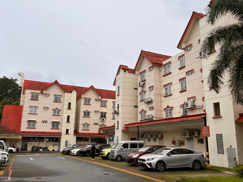 Built in the 1990s, the freehold Hong Heng Mansions comprises 17 commercial units and 41 residential units.