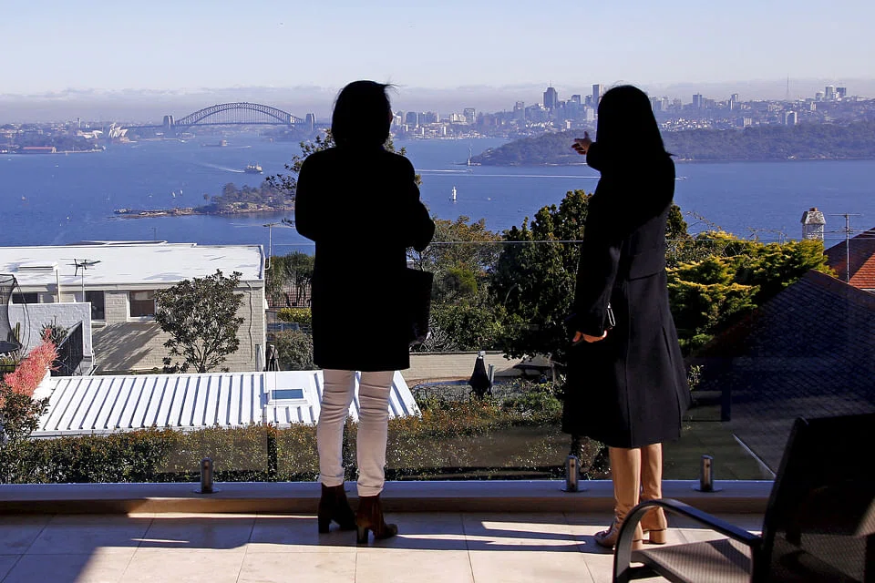 Uber Technologies and Australia’s main transport union agreed on Tuesday to back a federal body that enforces minimum pay for the company’s drivers, joining a global thawing of relations between the ride-hailing giant and industrial bodies.