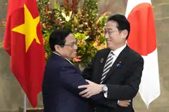Vietnam's Prime Minister Pham Minh Chinh (left) has proposed to his Japanese counterpart Fumio Kishida that Japan provide ODA loans for the North-South railway project.