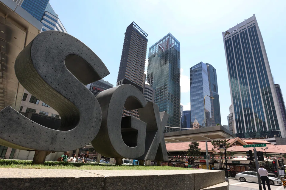 Across the broader market, losers outnumbered gainers 300 to 280, after 1.4 billion securities worth S$1.9 billion changed hands.