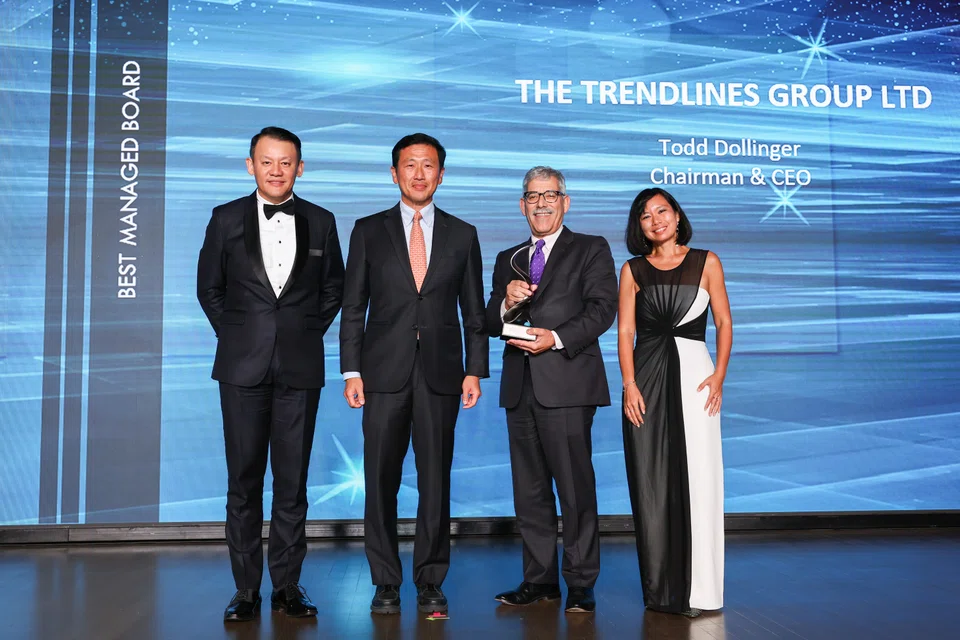 Todd Dollinger, chairman of The Trendlines Group after receiving the trophy for Best Managed Board (Bronze) from Mr Ong. Accompanying them are PwC’s Marcus Lam (extreme left) and SID’s Wong Su-Yen.