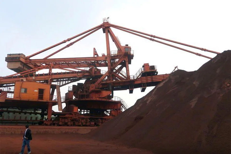 A slump in Chinese iron ore imports extended into April, as suppliers struggled with disruptions while a Covid outbreak suppressed demand.