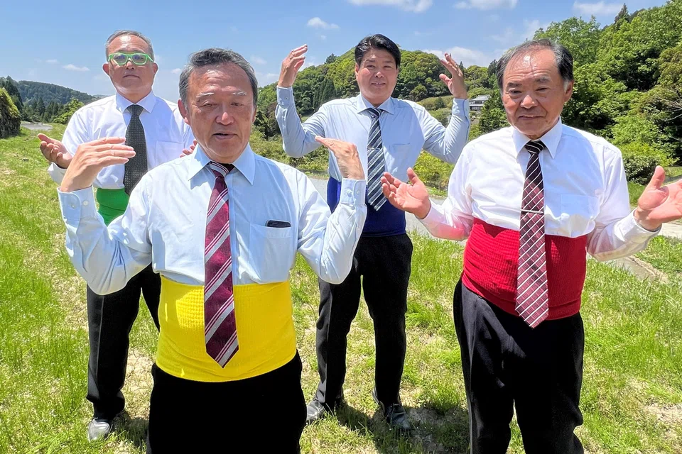The 4 middle-aged men who make up "Ojiqun" wear suit trousers, smart shoes and belly-warmer bands in different colours and keep a straight face even when they struggle to stay in time.