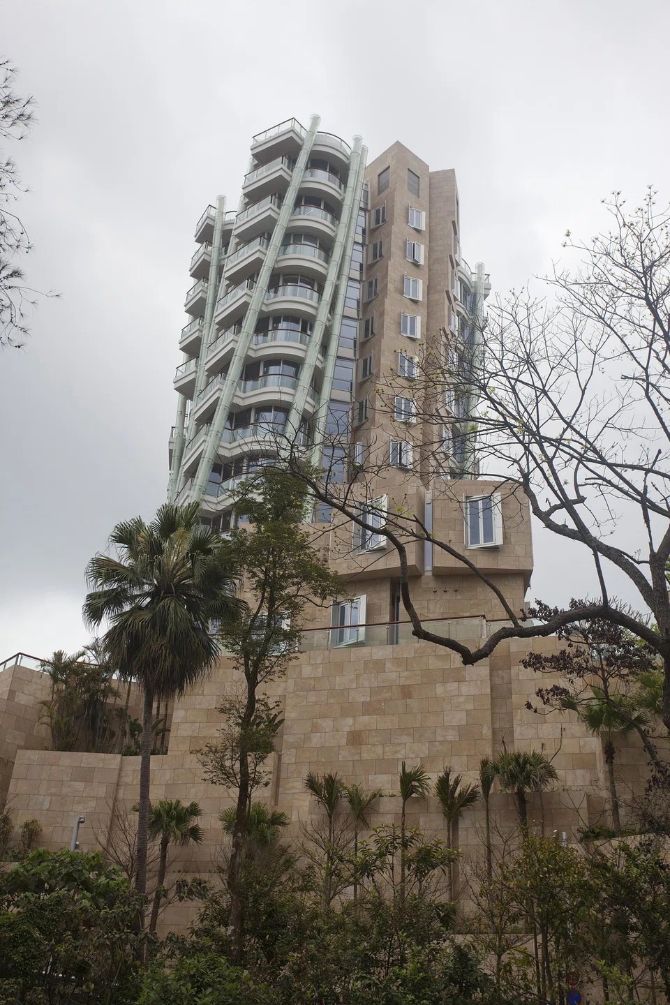 The fifth-floor apartment, spanning 5,154 square feet, includes five bedrooms and two parking spaces. It fetched a price that was 39 per cent lower than the previously reported valuation of HK$680 million (S$119.1 million).