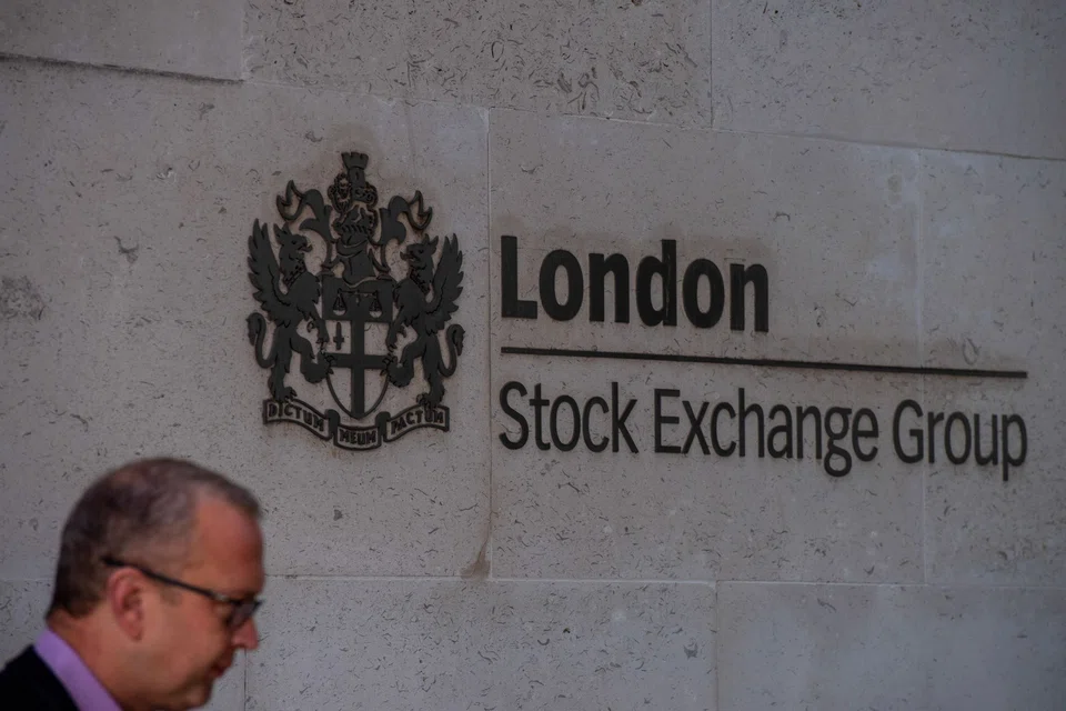 London’s benchmark FTSE 100 index gained 0.6 per cent to 6,920.30 points compared with Thursday’s close, as official data showed the UK economy expanding rather than shrinking in the second quarter.