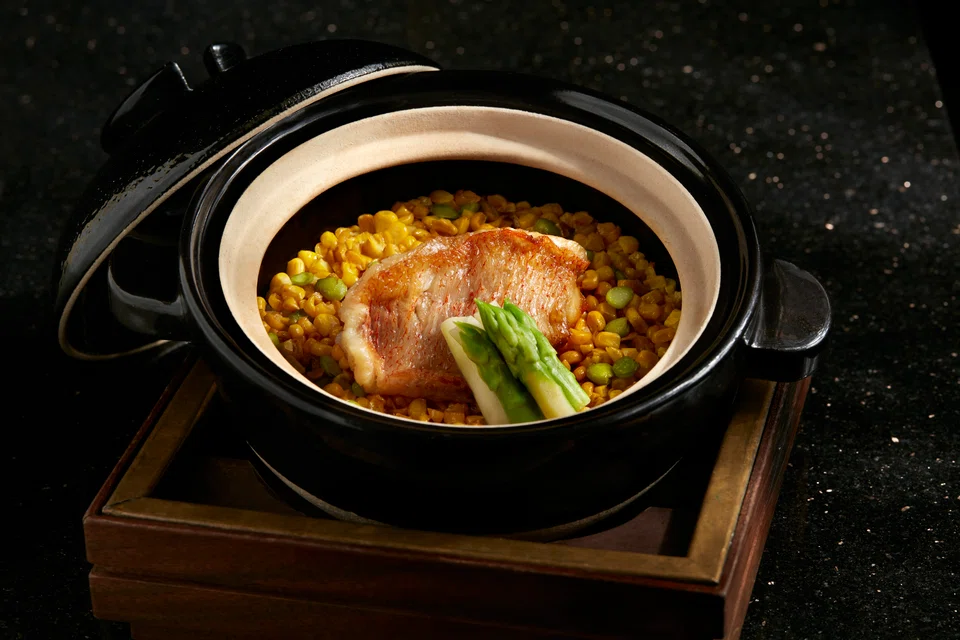 Oily nodoguro seasons the dashi-simmered rice cooked in a donabe.