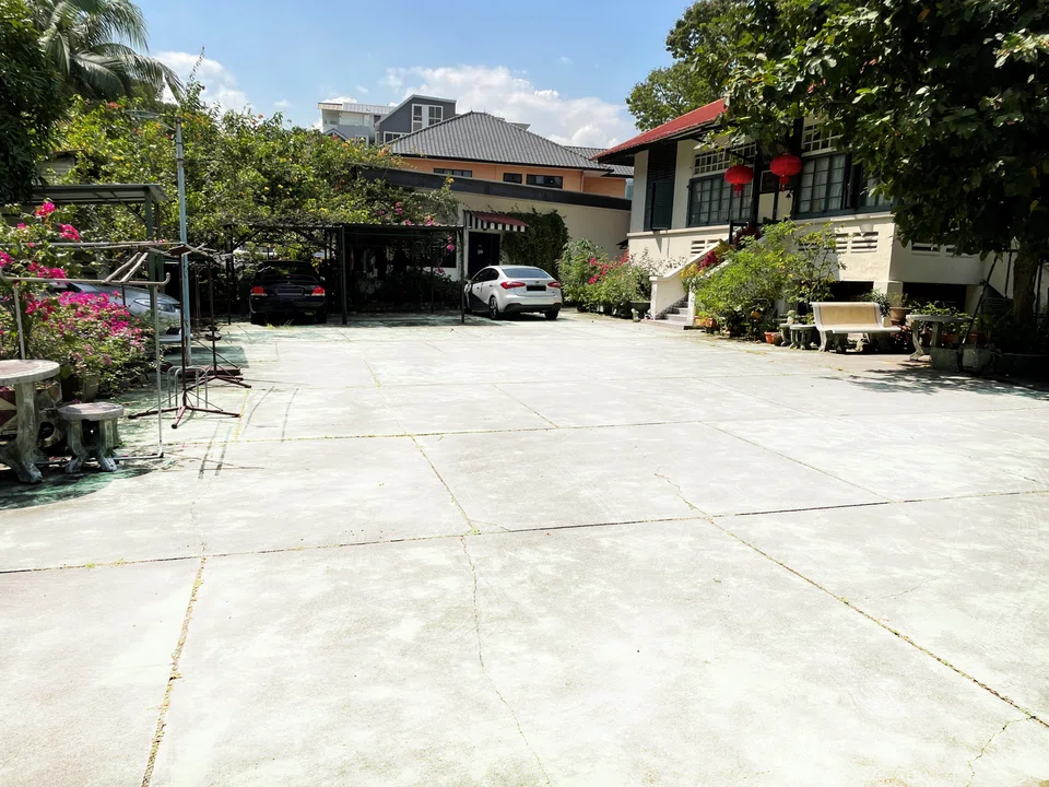 The site has direct access to the West Coast Park and is 2 km from the National University of Singapore and National University Hospital.