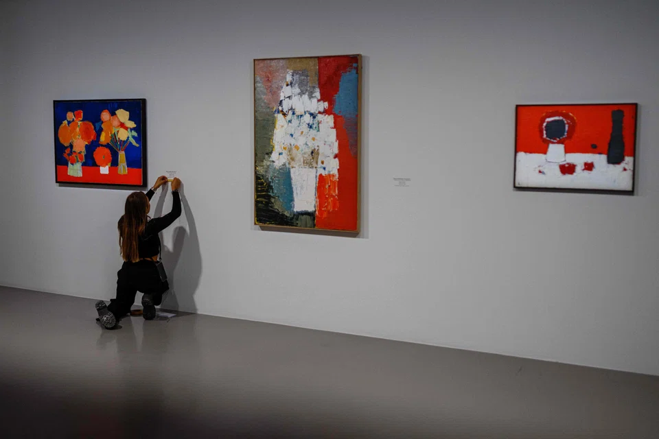 The exhibition at the Museum of Modern Art includes some 200 paintings by de Stael, a key figure in France’s postwar art scene. 