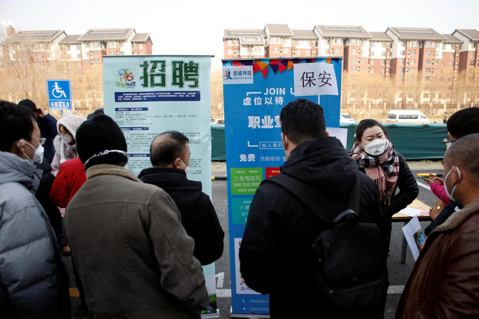 During the first 10 days of the recruitment drive, 19 offline job fairs, eight cross-region job fairs and job fairs featuring sectors such as manufacturing, medicine and health, Internet and electricity and new energy will be hosted, Xinhua says