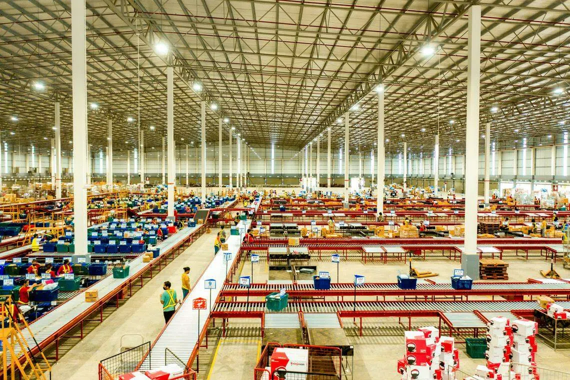 Ninja Van recently opened a new parcel sorting hub in Thailand with a 4 km-long semi-automated parcel sorting conveyor belt.