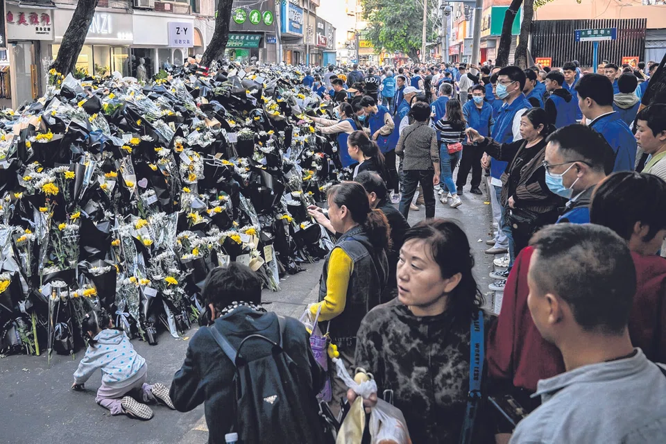 Mourners pay their respects in front of the childhood home of former Chinese Premier Li Keqiang in Hefei, Anhui province, China, Oct 31, 2023. 