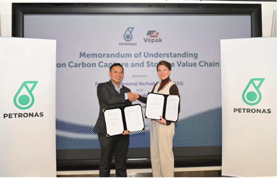 The MOU is is signed by Marina Surzhenko (right), Vopak's commercial, business development and energy transition director and Emry Hisham, Petronas' head of carbon management.