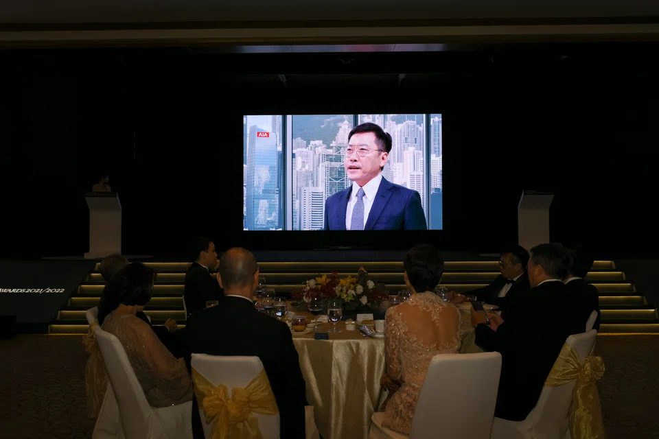 The Outstanding Overseas Executive of the Year, Lee
Yuan Siong, group chief executive officer and president of AIA Group, delivering his acceptance speech via video. 