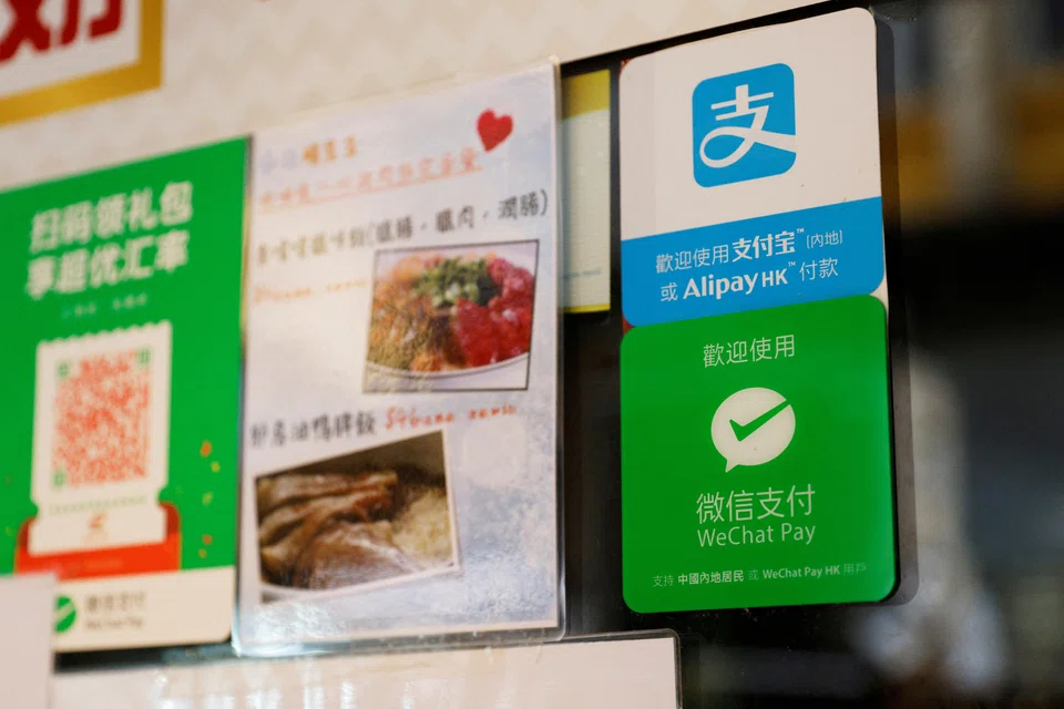 Tencent, operator of the popular chat app WeChat and payment network WeChat Pay, says that WeChat users overseas can link credit cards issued by Visa to their WeChat app from next month.